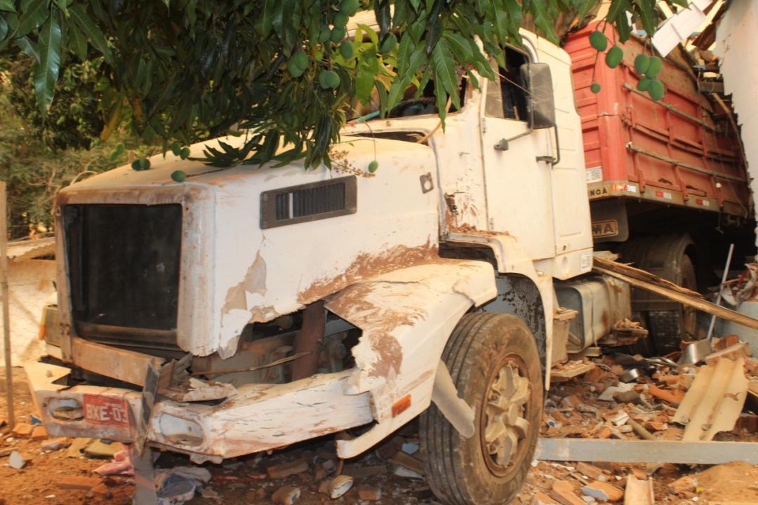 Foto 7 de 14 — Caminhão invade residência, causa estragos e mata cachorrinha